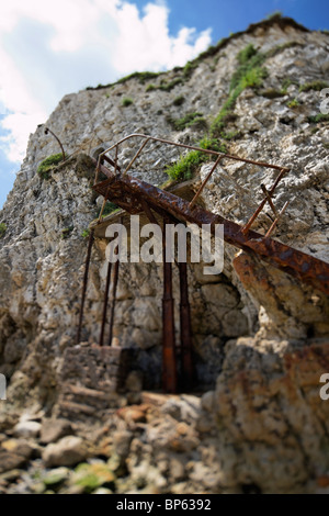 Des mesures très corrodées et ruines remontant une falaise de craie est Freshwate Bay, île de Wight Banque D'Images