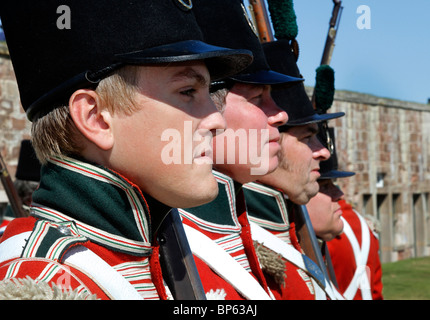 Redcoat anglais armé ; soldats anglais Armée britannique fort George, bastions et redoute un événement historique de repromulgation, Inverness-shire, Écosse, Royaume-Uni Banque D'Images