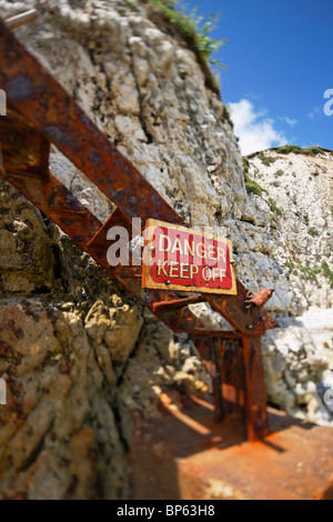 Des mesures très corrodées et ruines remontant une falaise de craie est Freshwate Bay, île de Wight Banque D'Images