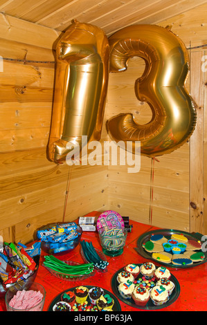 Close up vertical d'une table de cuisine de fête pour un enfant de son 13e anniversaire. Banque D'Images