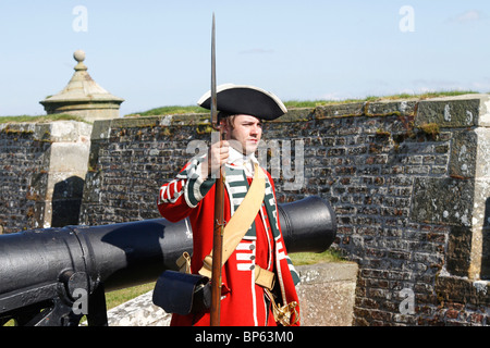 Redcoat anglais armé ; soldats anglais Armée britannique fort George, bastions et redoute un événement historique de repromulgation, Inverness-shire, Écosse, Royaume-Uni Banque D'Images