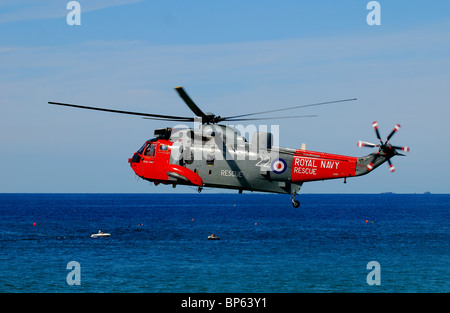 La Marine royale de sauvetage par hélicoptère au-dessus de la mer vol Banque D'Images