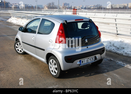 Peugeot 107 1.0 - 2008 (FL) - argent métallisé - trois portes (3D) - Français berline citadine, un segment sur l'espace parc -, l'hiver Banque D'Images