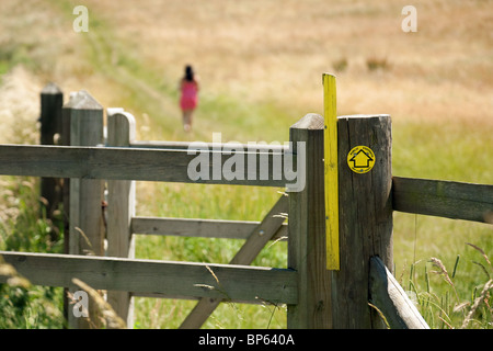 Une jeune femme marche dans la campagne en Angleterre, Lyminge village près de Folkestone, Kent, UK Banque D'Images