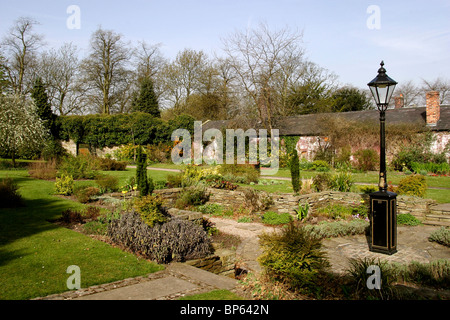 L'Angleterre, Cheshire, Stockport, Hazel Grove, Torkington Hall, Jardin en contrebas, le printemps Banque D'Images