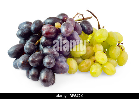Des grappes de raisin noir et blanc isolé sur fond blanc fond blanc avec clipping path Banque D'Images