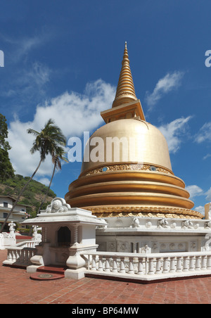 Dagoba bouddhiste (stupa) au temple d'or, Dambulla, Sri Lanka Banque D'Images