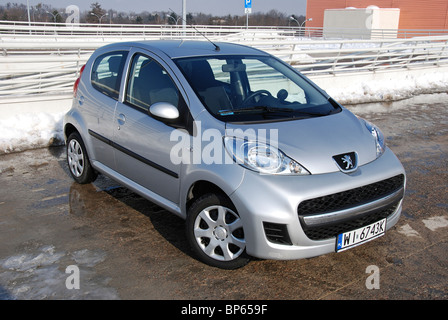 Peugeot 107 1.0 - 2008 (FL) - argent métallisé - trois portes (3D) - Français berline citadine, un segment sur l'espace parc -, l'hiver Banque D'Images