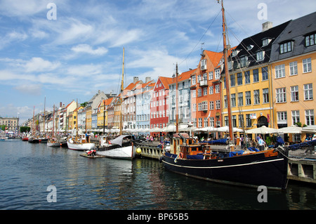 Front de mer coloré du XVIIe siècle, canal de Nyhaven, Copenhague (Kobenhavn), Royaume du Danemark Banque D'Images