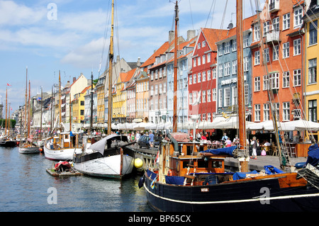 Front de mer coloré du XVIIe siècle, canal de Nyhaven, Copenhague (Kobenhavn), Royaume du Danemark Banque D'Images