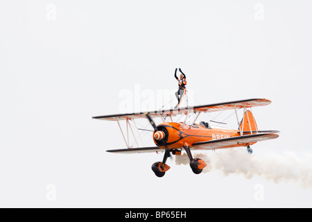 L'un des Breitling Wingwalkers 1940 Boeing Stearman biplans 21-07-2013 Airshow, Eastbourne, East Sussex, UK Banque D'Images