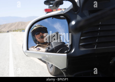 Les agents de police à moto wing mirror Banque D'Images