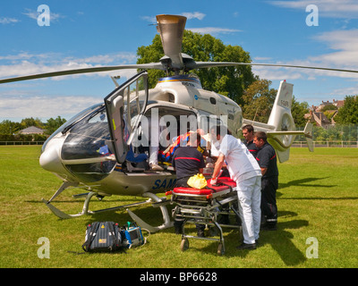 L'équipe de sauvetage transportant un patient à l'Eurocopter EC135 air ambulance - Indre-et-Loire, France. Banque D'Images