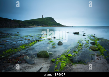 Plage de Kimmeridge et les corniches en regardant vers la tour Clavell, Dorset, UK Banque D'Images