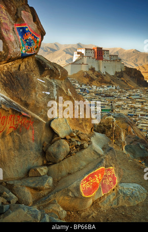 Une vue de la monastère de Tashilhunpo kora du Samdrubtse Dzong à Shigatse, au Tibet. Banque D'Images