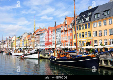 Front de mer coloré du XVIIe siècle, canal de Nyhaven, Copenhague (Kobenhavn), Royaume du Danemark Banque D'Images