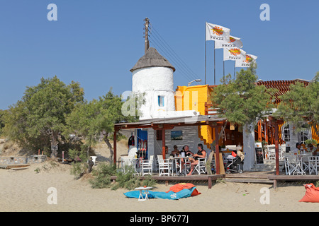 Restaurant sur la plage, la baie d'Agios Georgios près de la ville de Naxos, l'île de Naxos, Cyclades, Mer Égée, Grèce Banque D'Images