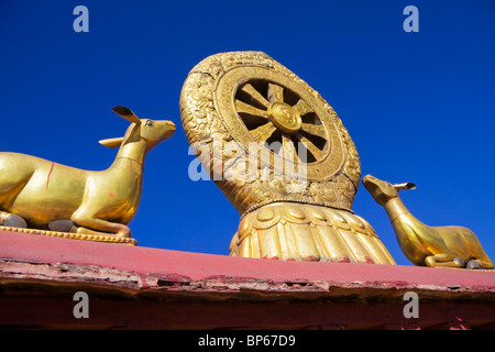 La roue de la vie tibétaine sur le toit du temple Jokhang à Lhassa, Tibet Banque D'Images