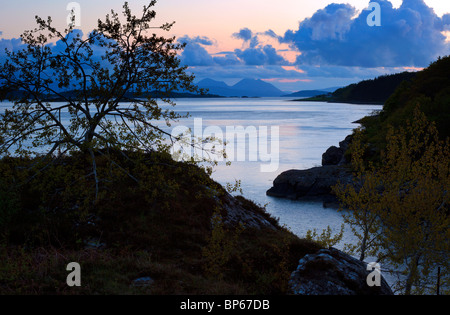 La recherche à travers les contrebandiers Bay Lochcarron Wester Ross Scotland UK vers Plockton et l'île de Skye au coucher du soleil Banque D'Images