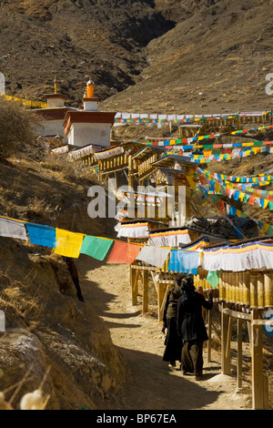 Les dévots bouddhistes à pied de la kora kora Tashilhunpo à Shigatse, Tibet Banque D'Images