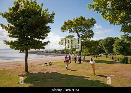 Un club de randonnée sur le sentier côtier de Fife à Silver Sands, Aberdour Banque D'Images