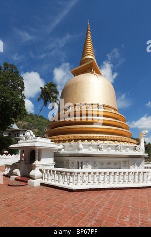 Dagoba bouddhiste (stupa) au temple d'or, Dambulla, Sri Lanka Banque D'Images