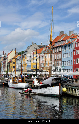 Front de mer coloré du XVIIe siècle, canal de Nyhaven, Copenhague (Kobenhavn), Royaume du Danemark Banque D'Images