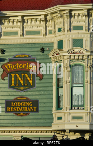 Détail de l'ère victorienne rococo sur le Victorian Inn, au centre-ville de Ferndale, California Banque D'Images