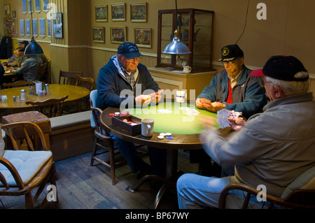 De vieux hommes jouant aux cartes à la table de carte à 9:00am sur un week-end matin à Pappa Joe's Restaurant à Ferndale, California Banque D'Images