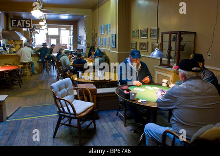 De vieux hommes jouant aux cartes à la table de carte à 9:00am sur un week-end matin à Pappa Joe's Restaurant à Ferndale, California Banque D'Images