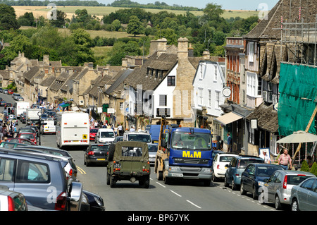 Le trafic d'été occupée sur High Street, Burford Cotswolds, Royaume-Uni. Banque D'Images