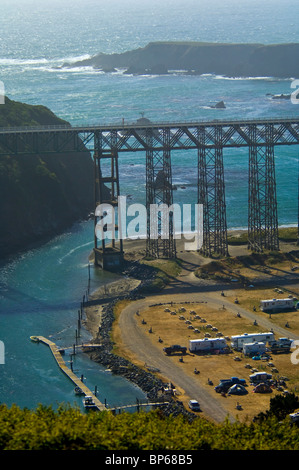 Le style de camping ci-dessous chevalets pont sur la rivière, Albion Albion, dans le comté de Mendocino Coast, Californie Banque D'Images