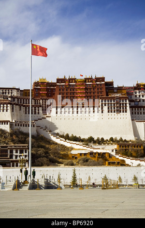 Les gardes chinois/police/armée de défendre un drapeau chinois qui vole en face du palais du Potala à Lhassa au Tibet central, la Chine. 2010 Banque D'Images
