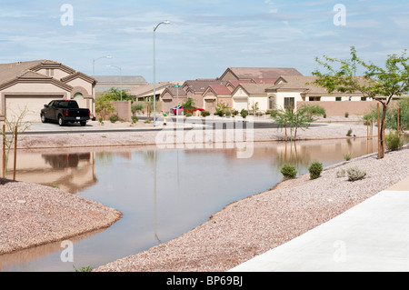 Les eaux pluviales sont collectées dans des bassins de ruissellement dans un quartier résidentiel. Banque D'Images