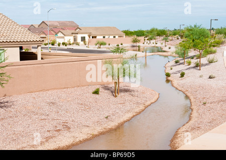 Les eaux pluviales sont collectées dans des bassins de ruissellement dans un quartier résidentiel. Banque D'Images