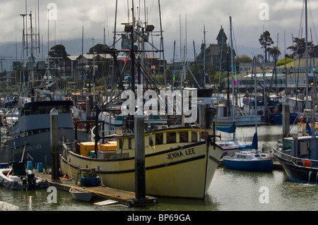 Bateaux de pêche commerciale à quai dans le port à Woodley Island Marina dans Humboldt Bay, Eureka, Californie Banque D'Images