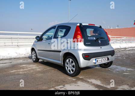 Peugeot 107 1.0 - 2008 (FL) - argent métallisé - trois portes (3D) - Français berline citadine, un segment sur l'espace parc -, l'hiver Banque D'Images