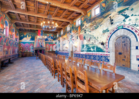 Grande salle à manger. Castello di Amorosa. Napa Valley, Californie. Parution de la propriété Banque D'Images