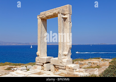 La porte du temple, Portara, la ville de Naxos, l'île de Naxos, Cyclades, Mer Égée, Grèce Banque D'Images