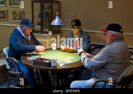 De vieux hommes jouant aux cartes à la table de carte à 9:00am sur un week-end matin à Pappa Joe's Restaurant à Ferndale, California Banque D'Images