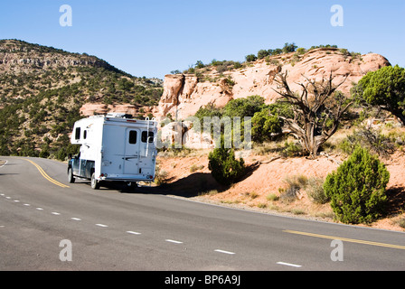 Un visiteur conduit un camion camping car à travers le paysage le long de la Rim Rock Drive dans le Parc National du Colorado. Banque D'Images