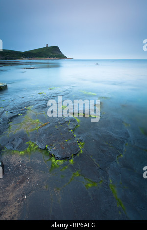 Plage de Kimmeridge et les corniches en regardant vers la tour Clavell, Dorset, UK Banque D'Images