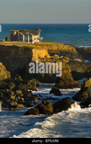 Maisons sur les falaises côtières près de ocean at Shelter Cove, sur la côte, perdu le comté de Humboldt, en Californie Banque D'Images