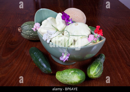 Patty Pan Squash avec les petits pois dans un bol vert Banque D'Images