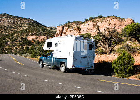 Un visiteur conduit un camion camping car à travers le paysage le long de la Rim Rock Drive dans le Parc National du Colorado. Banque D'Images