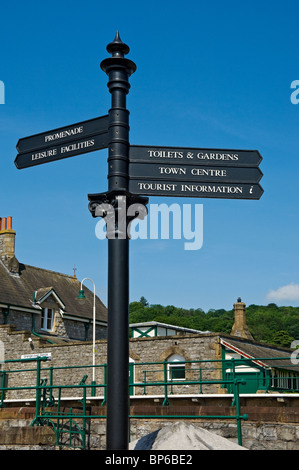 Gros plan du panneau d'information touristique contrastant avec le bleu Sky Grange-over-Sands Cumbria Angleterre Royaume-Uni GB Grande-Bretagne Banque D'Images