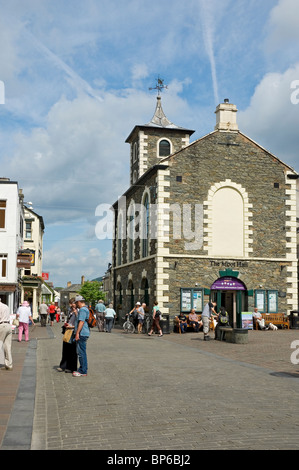 Gens touristes visiteurs à côté de la salle Moot dans la ville de Keswick Centre en été Cumbria Angleterre Royaume-Uni GB Grande Grande-Bretagne Banque D'Images