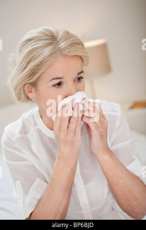 Close-up d'une femme souffrant du froid Banque D'Images