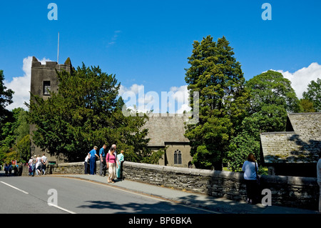 Gens touristes visiteurs dans le village de Grasmere en été Cumbria Angleterre Royaume-Uni Royaume-Uni Grande-Bretagne Banque D'Images