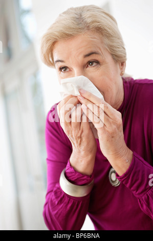 Close-up d'une femme souffrant du froid Banque D'Images